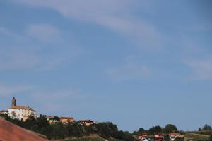 vista su una città su una collina di Affittacamere Valèt a San Marzano Oliveto