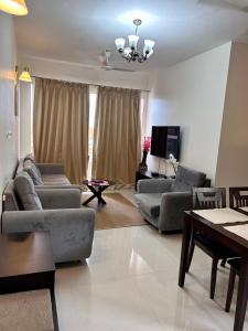 Sala de estar con 2 sofás y mesa en Good Stay 2 BHK Premium Apartment 805, en Dabolim