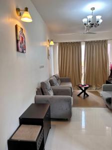 sala de estar con sofá y mesa en Good Stay 2 BHK Premium Apartment 805, en Dabolim