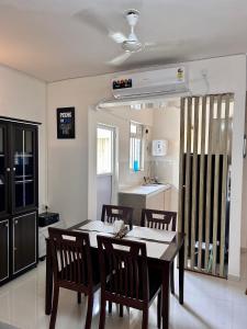 cocina y comedor con mesa y sillas en Good Stay 2 BHK Premium Apartment 805, en Dabolim