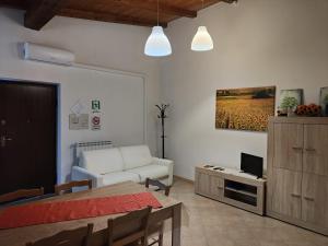 sala de estar con sofá blanco y mesa en CASALE ANTICO SOBBORGO, en Vitorchiano