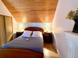 1 dormitorio con 1 cama y 2 mesitas de noche con lámparas en TY AR STIVELL, l’équilibre entre terre et mer 4-7 personnes à MOELAN SUR MER, en Moëlan-sur-Mer