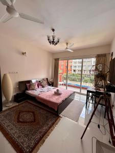 una camera con un letto e una grande finestra di Good Stay Premium Studio Apartment 206 a Dabolim