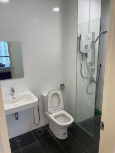 La salle de bains est pourvue d'une douche, de toilettes et d'un lavabo. dans l'établissement Welcome Home @Reizz Residence, à Kuala Lumpur