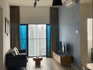クアラルンプールにあるWelcome Home @Reizz Residenceのリビングルーム(ソファ、テレビ、大きな窓付)