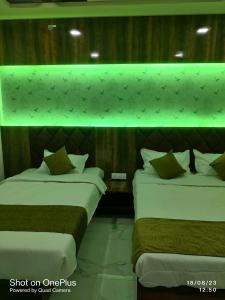 Letto o letti in una camera di Hotel Praj Paradise