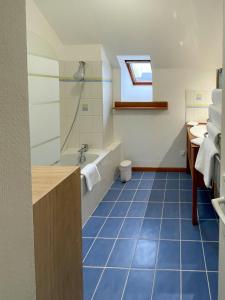łazienka z wanną, toaletą i umywalką w obiekcie Maison BADEN - Golfe du Morbihan w mieście Baden