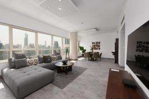sala de estar con sofá y mesa en Maison Privee - Dreamy Apt with Jaw-Dropping Marina Views, en Dubái