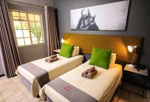 Tempat tidur dalam kamar di Grey Goose Game Lodge