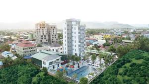 una vista aérea de una ciudad con un edificio y una piscina en Romano Hotel en Kampot