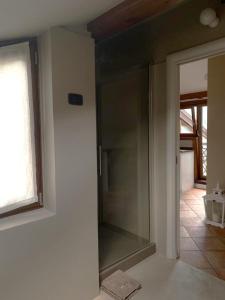 uma porta de vidro num quarto com uma janela em Appartamento i Sentieri 23 em Riva del Garda
