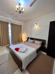 Un dormitorio con una cama con una toalla roja. en Good Stay Studio Apartment 307, en Dabolim
