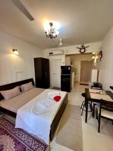 1 dormitorio con 1 cama grande y comedor en Good Stay Studio Apartment 307, en Dabolim