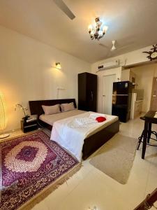 sypialnia z dużym łóżkiem i dywanem w obiekcie Good Stay Studio Apartment 307 w mieście Dabolim