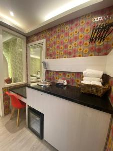 a kitchen with a counter and a mirror at Yuan Chyau Motel in Taichung
