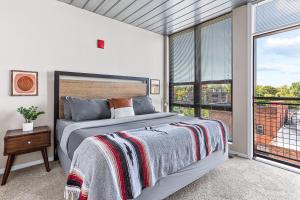 una camera con un grande letto e una grande finestra di Spacious 2 King Bed Downtown Central to it All ad Ann Arbor