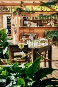 uma mesa e cadeiras num restaurante com plantas em Garden Village Bled em Bled