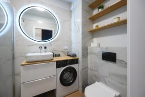 a bathroom with a washing machine and a sink at Apartament Baltic Breeze ProstyWynajem Gdańsk Brzeźno in Gdańsk +30 photos
