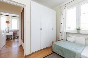een slaapkamer met een bed en een bureau in een kamer bij SuperApart Relaksowa 37 in Warschau