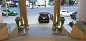 - une vue sur une voiture garée sur un parking dans l'établissement Hung Vuong Hotel, à Quảng Ngãi