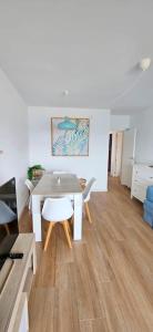 un comedor con mesa y sillas en una habitación en Apartamento primera línea La Manga, en La Manga del Mar Menor