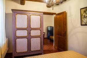 Habitación con puerta de madera y habitación con mesa en Formica, en Montiano