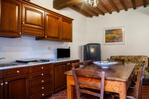 cocina con armarios de madera y mesa de madera en Formica, en Montiano