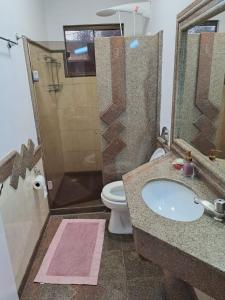 a bathroom with a sink and a toilet and a shower at Pandolfo Locações - Casa Foz Oficial in Foz do Iguaçu