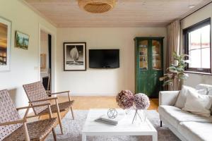 uma sala de estar com um sofá e uma mesa em A countryside villa close to Uppsala! em Uppsala