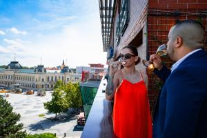 ein Mann und eine Frau trinken Wein aus Weingläsern in der Unterkunft HOTEL CENTRUM with free parking in Nitra