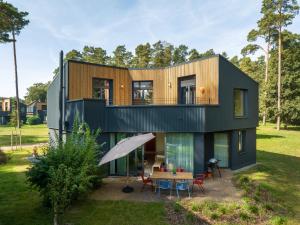 una casa sostenible con una fachada verde en Elf am See - Haus 10, en Templin