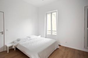 Un dormitorio blanco con una cama blanca y una ventana en Luxury apartment Alfortville, en Alfortville