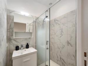 Un baño con ducha, inodoro y lavabo. en Luxury apartment Alfortville, en Alfortville