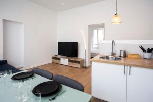 cocina y sala de estar con mesa y TV en Luxury apartment Alfortville, en Alfortville