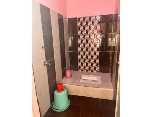 La salle de bains est pourvue d'une douche et de toilettes. dans l'établissement Hotel Deepak, Omkareshwar, à Godarpura