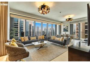 een woonkamer met een bank en een groot raam bij bnbmehomes - Breathtaking Downtown Views at BLVD - 3801 in Dubai