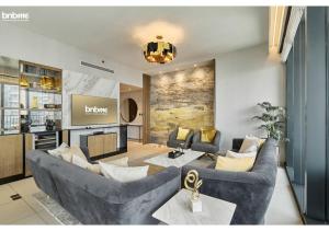 - un salon avec deux canapés et une télévision dans l'établissement bnbmehomes - Breathtaking Downtown Views at BLVD - 3801, à Dubaï