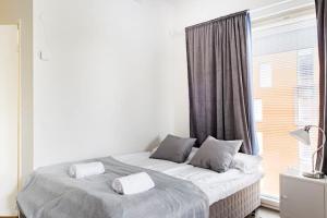 Schlafzimmer mit einem großen Bett und einem Fenster in der Unterkunft Peaceful Serviced Apartment Tikkurila, near airport, free parking in Vantaa