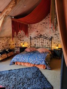 Un pat sau paturi într-o cameră la Les Causeries du Monde
