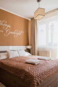 - une chambre avec un lit et 2 oreillers dans l'établissement Zafír Apartmanház, à Sárvár