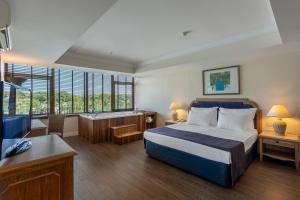 Habitación de hotel con cama y bañera en Simena Comfort Hotel en Kemer