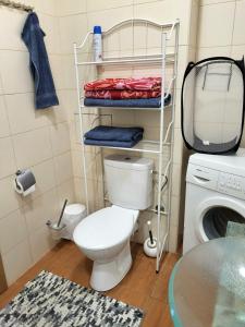 a bathroom with a toilet and a washing machine at Уютная квартира для проживания in Jūrmala