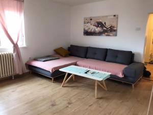 un soggiorno con divano e tavolo di Apartman Luka a Slavonski Brod