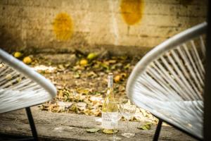 een fles wijn en twee glazen zittend op een tafel bij Rustic 1 BR Apt w Cozy Backyard in City Center by Sea N' Rent in Tel Aviv