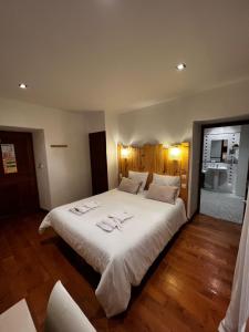 um quarto com uma cama grande com duas toalhas em Les Remparts em Mirepoix