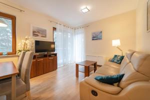 Televisyen dan/atau pusat hiburan di Apartament 4 Pory Roku basen sauna 200m plaża