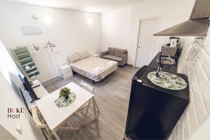 - un petit salon avec une table et un canapé dans l'établissement Aluche Apartments, à Madrid