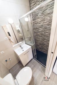 een badkamer met een toilet, een wastafel en een douche bij Aluche Apartments in Madrid