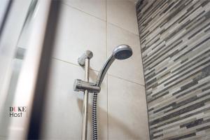 y baño con ducha con cabezal de ducha. en Aluche Apartments en Madrid