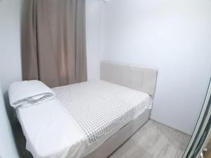 uma pequena cama branca num quarto com um espelho em Lara Beach 600 m, 80 m2 flat, 2 bedroom, Netflix em Antalya